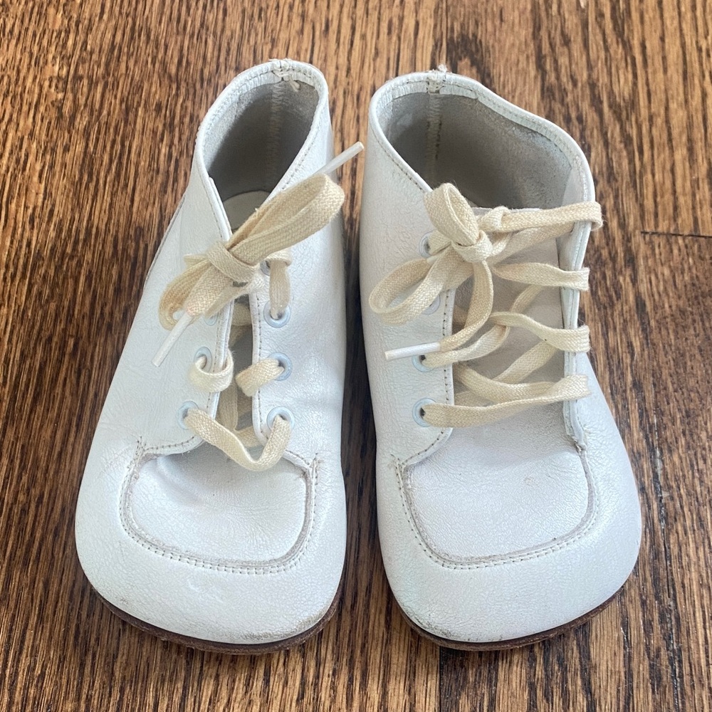 Vintage Buster Brown leather shoes, size 4. Great condition, some scuffs